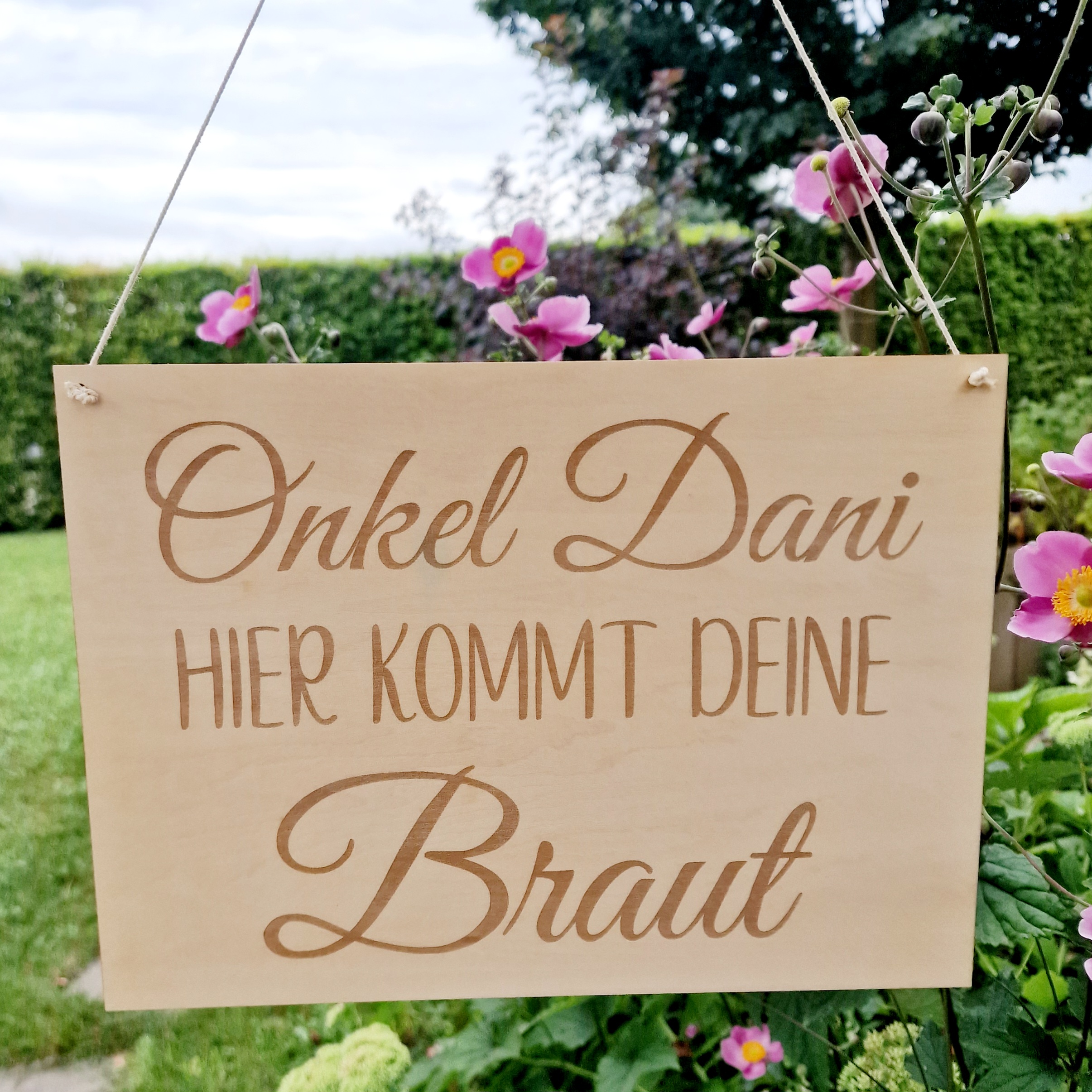 Holzschild mit Aufdruck Hier kommt dieBraut1